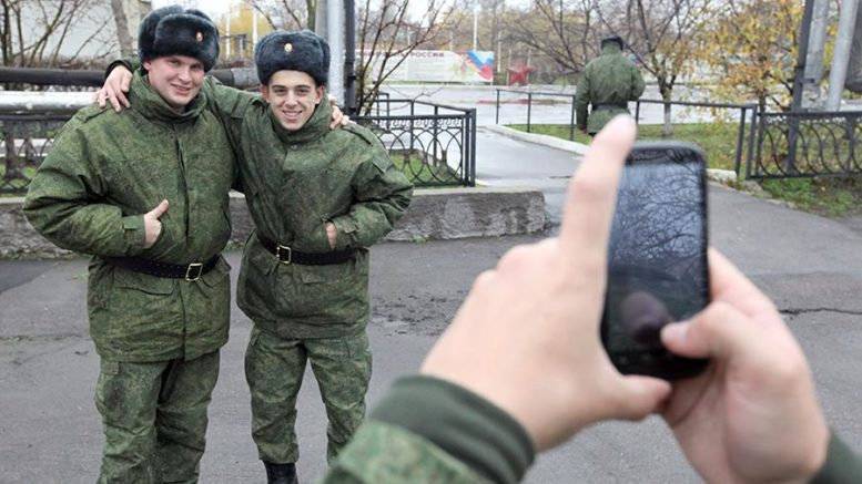 Российских военнослужащих сажают за пользование соцсетями