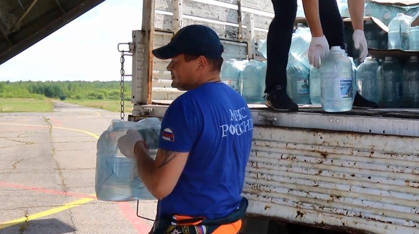 Больше тонны: "Единая Россия" раздала продукты и вещи пострадавшим от наводнения в Приамурье