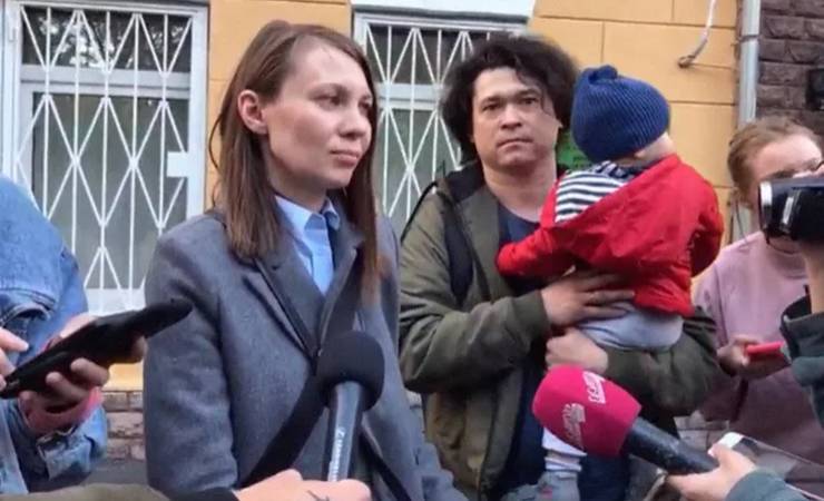 В России семейную пару хотят лишить родительских прав за участие в несанкционированной акции с младенцем