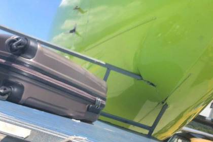 Сотрудник аэропорта врезался в российский самолет на багажной тележке