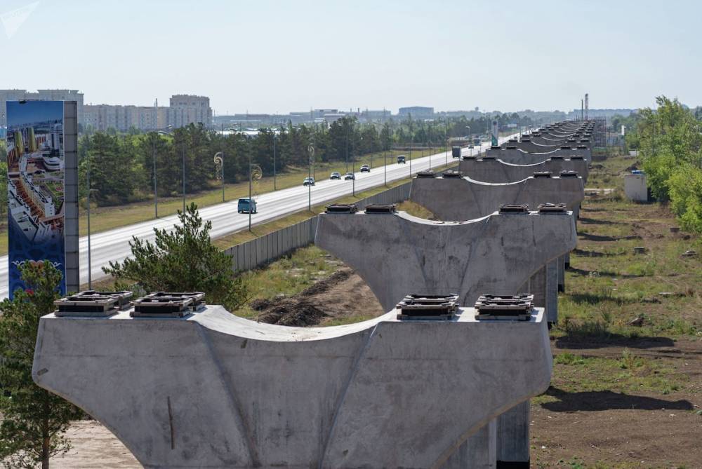 "Памятник коррупции": астанчане обеспокоены состоянием опор LRT (фото)