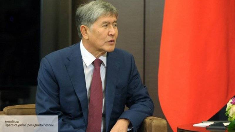 Спецназ вошел во двор дома экс-президента Киргизии Алмазбека Атамбаева