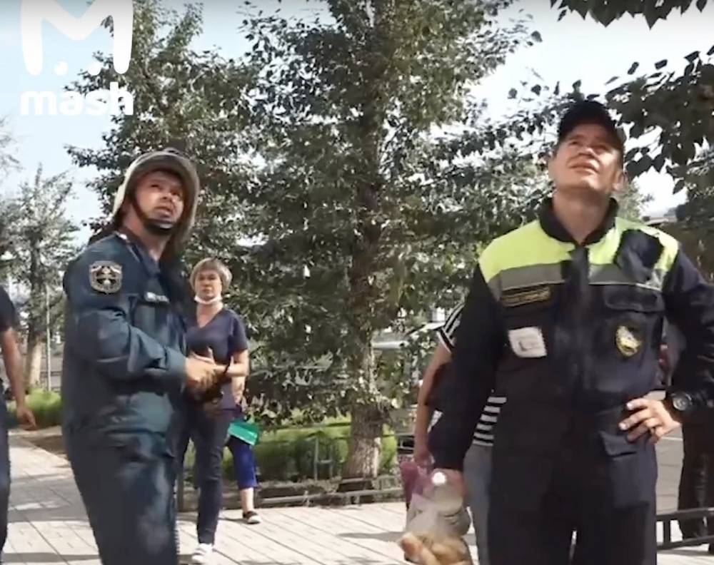 В Улан-Удэ играющие на балконе дети поставили на уши соседей и спасателей
