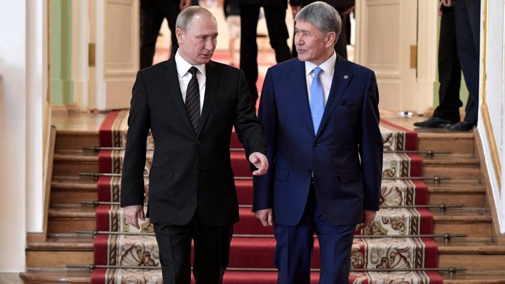 Путин проинформирован о событиях в Киргизии и следит за ситуацией, сообщили в Кремле