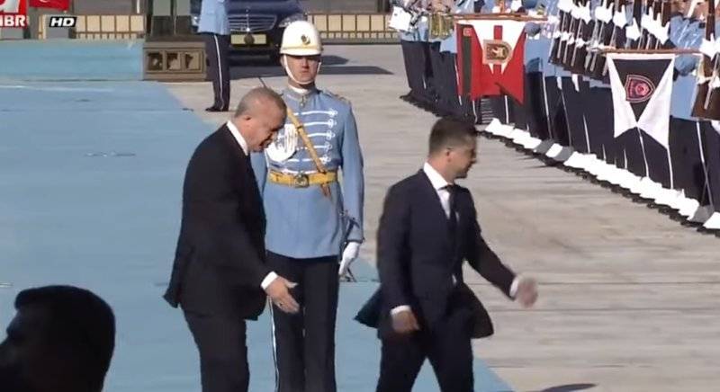 Заблудившегося у президентского дворца в Анкаре Зеленского сняли на видео