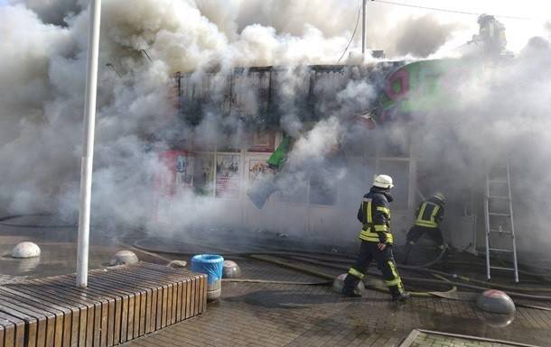 В Киеве горит крытый рынок у метро «Дарница»