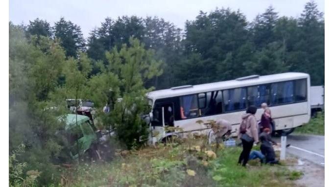 В ДТП с автобусом и кран-балкой на Сахалине пострадали 12 человек