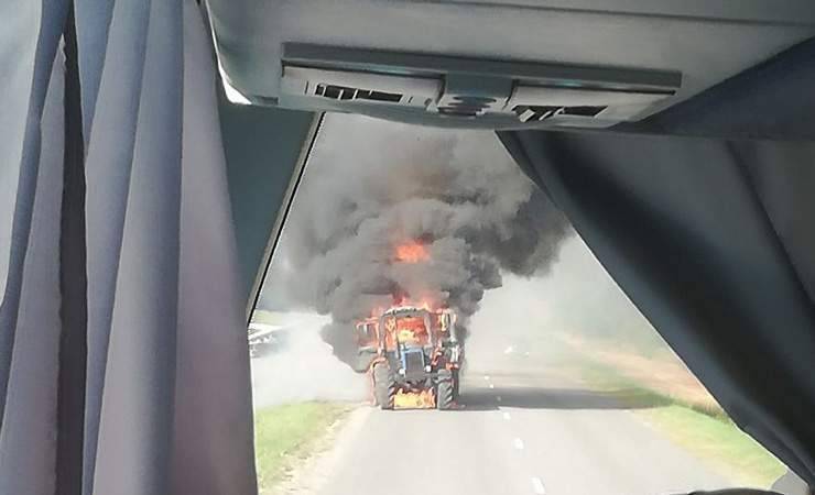 Фотофакт: вблизи Мозыря загорелся трактор, груженый соломой