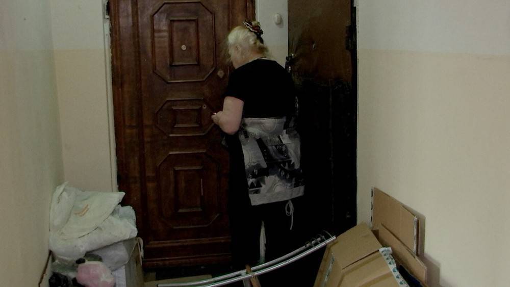 Бой с хламом: москвичка завалила мусором приличный дом в центре