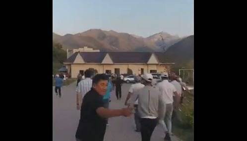 Сторонники бывшего президента Киргизии и спецназовцы начали закидывать друг друга камнями
