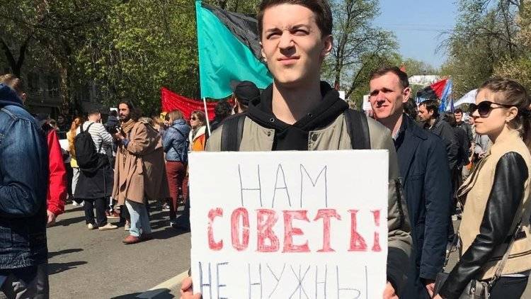 «Простой студент» Жуков «дирижировал» толпой на митинге в Москве после обучения на Западе