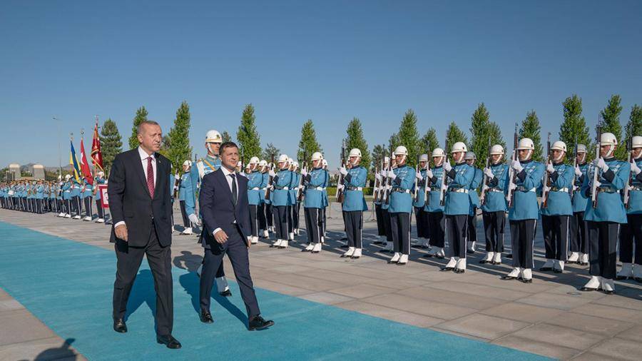 Зеленский заблудился на ковровой дорожке у резиденции Эрдогана