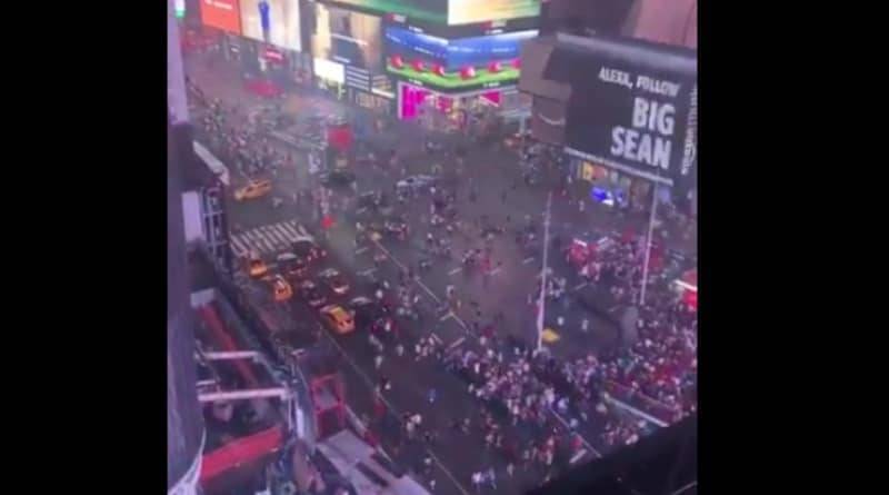 Паника и хаос на Таймс-сквер: люди приняли звуки выхлопных газов за выстрелы, и толпа побежала в укрытия (видео)