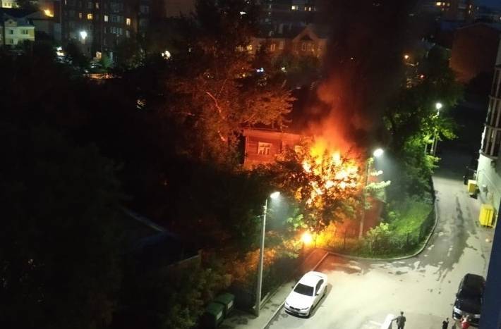 В центре Рязани загорелся деревянный дом – РИА «7 новостей»