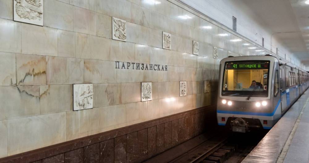 Движение поездов на синей ветке метро восстановили после падения пассажира