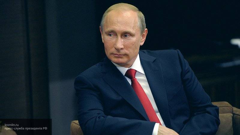 Путин следит за событиями в Киргизии, заявили в Кремле