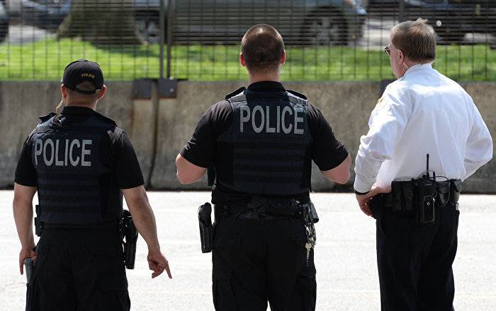 В Техасе полицейские вели чернокожего арестанта на привязи — громкий скандал в сети