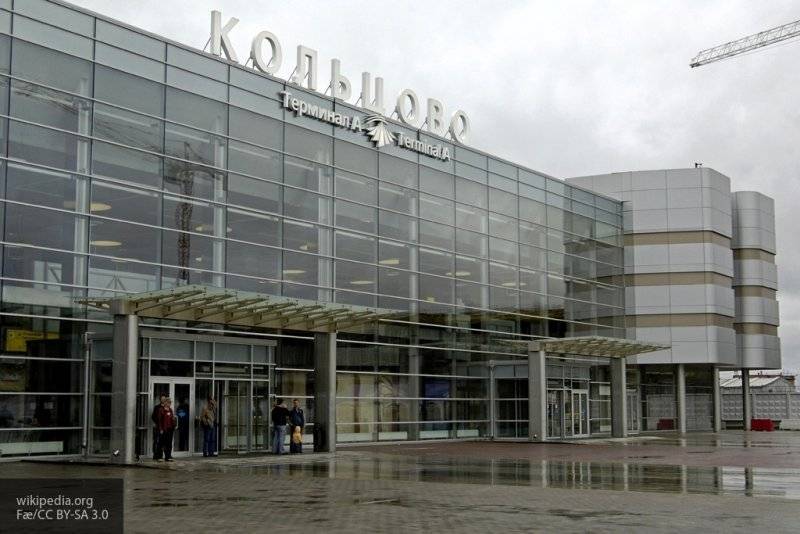Бомбу ищут в самолете в аэропорту "Кольцово" в Екатеринбурге