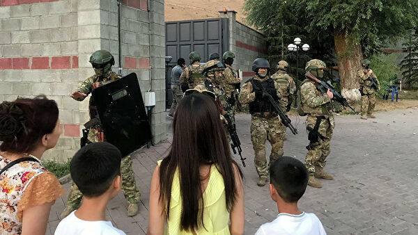 «Интерфакс»: Сторонники отбили Атамбаева и ждут вторую волну штурма его резиденции