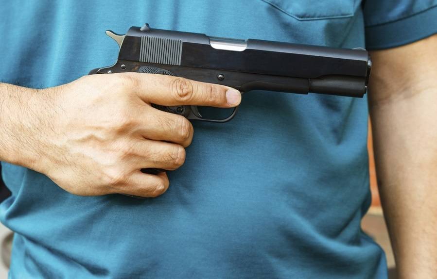 Житель Башкирии напал на продавца пивбара с пистолетом