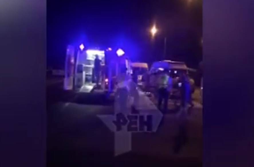 Спасатели извлекают 16 пострадавших в ДТП под Новороссийском. РЕН ТВ