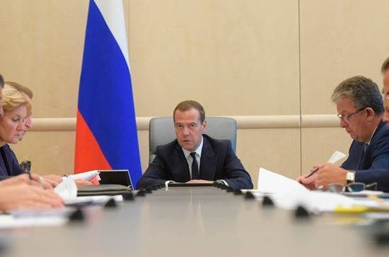 Медведев поручил продумать усиление противопожарных мер в школах Хабаровского края