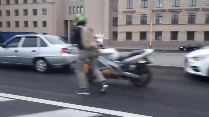 Восемь автолюбителей устроили драку с поножовщиной у моста Александра Невского
