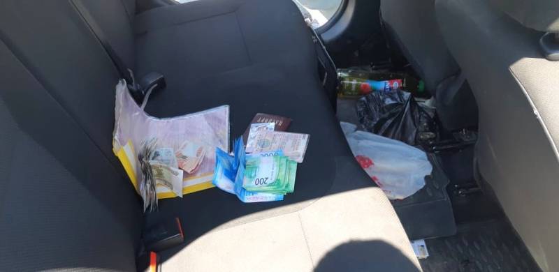 Астраханцы расплачивались в магазинах билетами «банка приколов» и попали в СИЗО