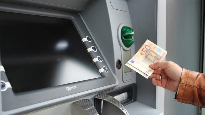 Злоумышленники успели потратить 1,5 млн рублей из похищенного банкомата в Сестрорецке