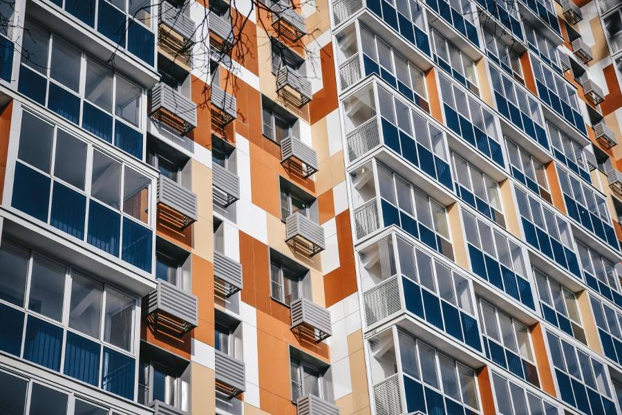 Фасады более 100 домов в Москве начали ремонтировать по новой технологии
