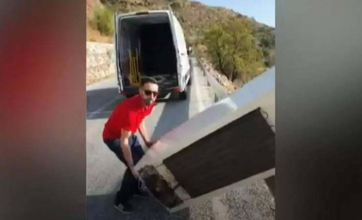 Видеофакт: испанца, выбросившего холодильник в овраг, заставили вытаскивать его своими руками. И оштрафовали на 45 тысяч евро