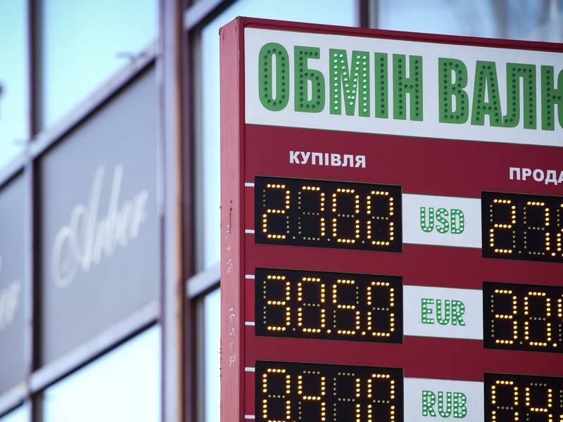 Украинцы начали массово скупать валюту