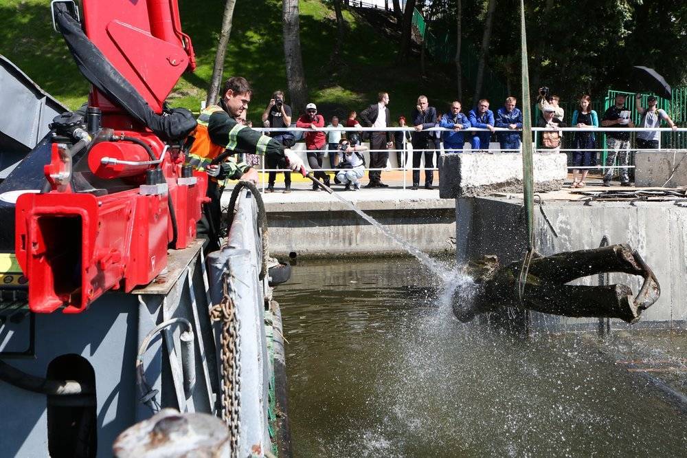 Подъем затонувшей скульптуры в Кожуховском затоне сняли на видео
