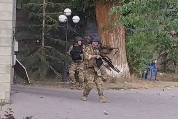 Сторонники Атамбаева отпустили взятых в заложники спецназовцев