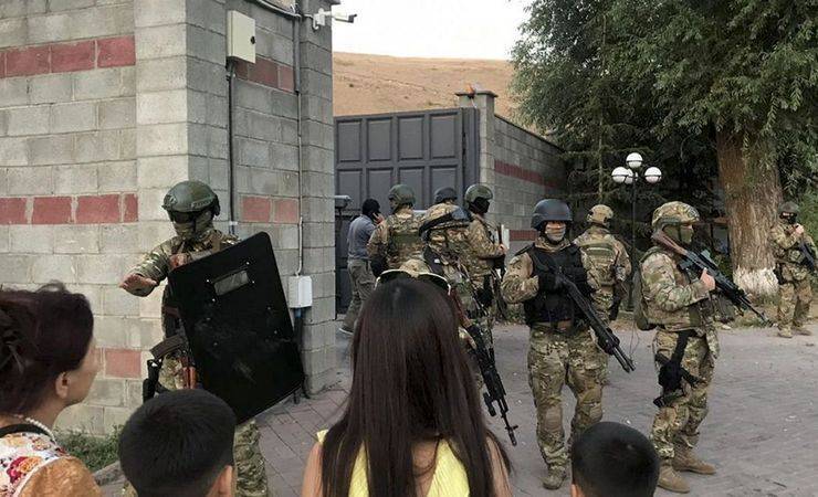 Силовики снова штурмуют резиденцию экс-президента Кыргызстана Атамбаева
