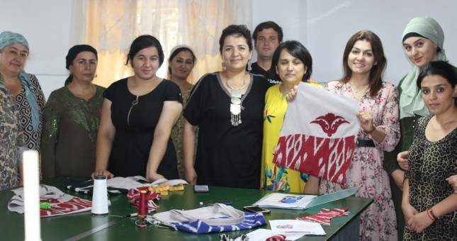 Сотрудники швейных предприятий Душанбе учатся производить женские аксессуары