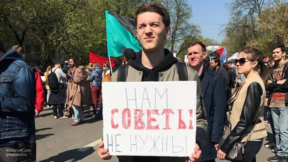 «Герой» либералов Жуков управлял толпой на митинге 27 июля по западным конспектам