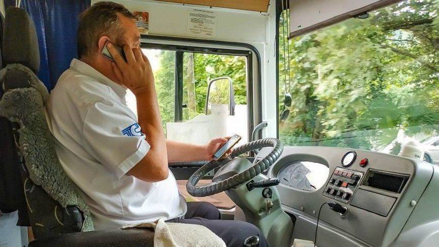 В Кирове водителя автобуса могут наказать за использование мобильника