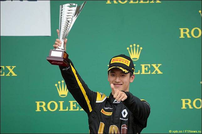 Гуан Ю Чжоу опробовал современную машину Формулы 1 - все новости Формулы 1 2019