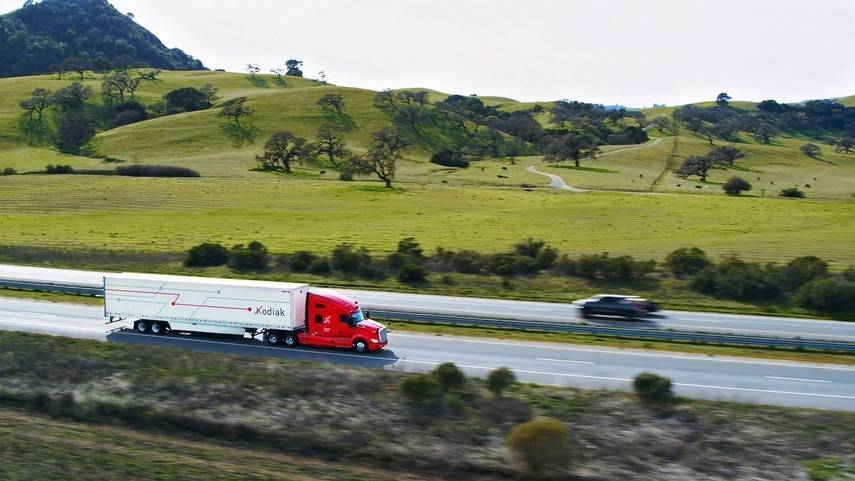 Американский беспилотный грузовик приступил к коммерческой доставке грузов