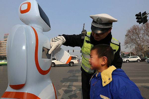 В Китае заступили на дежурство гаишники-роботы