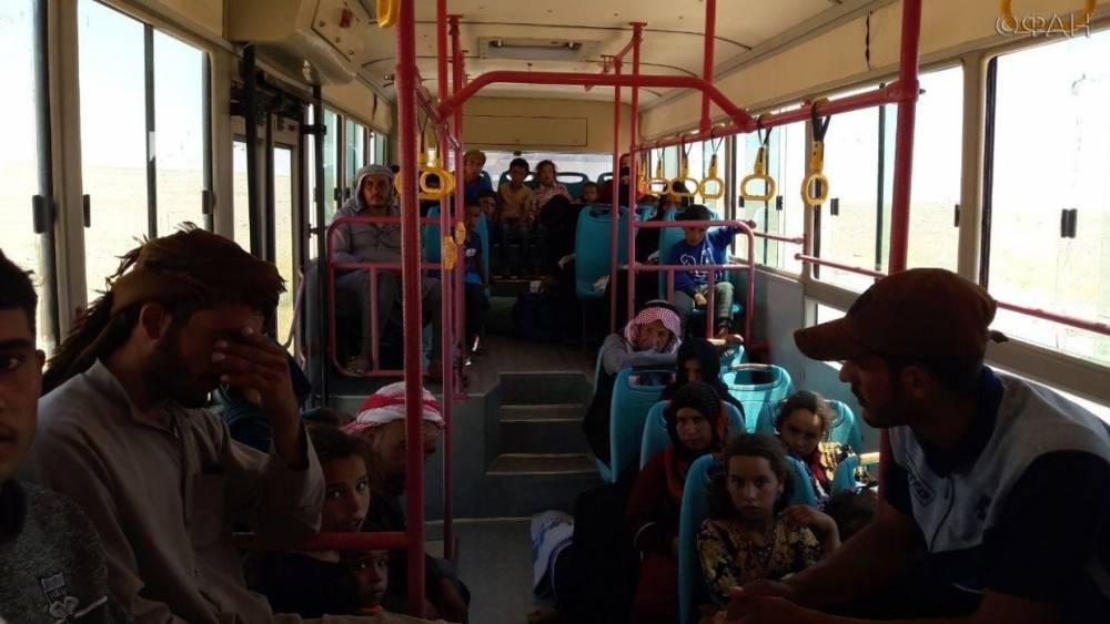 Сотни сирийских беженцев вернулись домой из лагеря «Эр-Рукбан»
