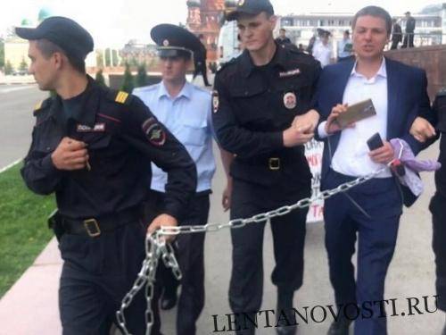 Полицейские в Туле задержали кандидата в депутаты, приковавшего себя у приемной президен