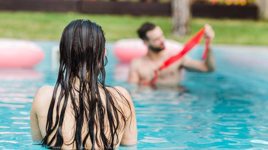 В Барселоне разрешили женщинам плавать в бассейнах топлесс