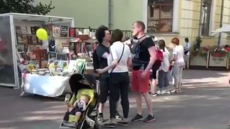Прикрывавшийся младенцем на митинге 27 июля провокатор Фомин пришел в полицию с мамой