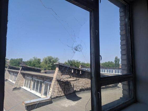 Украинские боевики обстреляли действующую школу в ЛНР | Новороссия