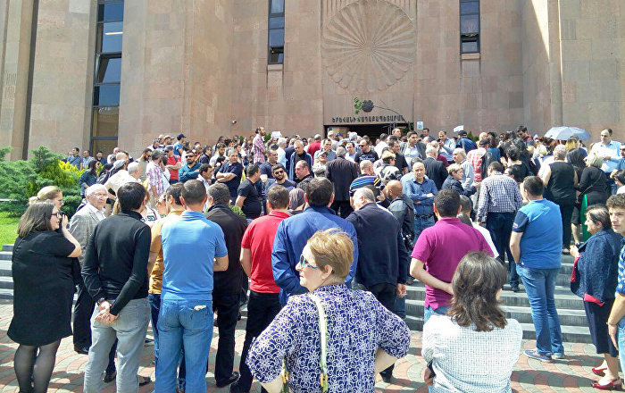 Акция протеста с вениками у мэрии Еревана: полиция доставила в отделение трех граждан
