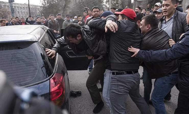 Сторонники бывшего президента Киргизии вышли на центральную площадь Бишкека после его задержания. Их разгоняют — прямой эфир