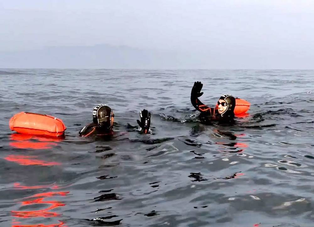 Пловцы-экстремалы, переплывая Байкал, попутно его очищали