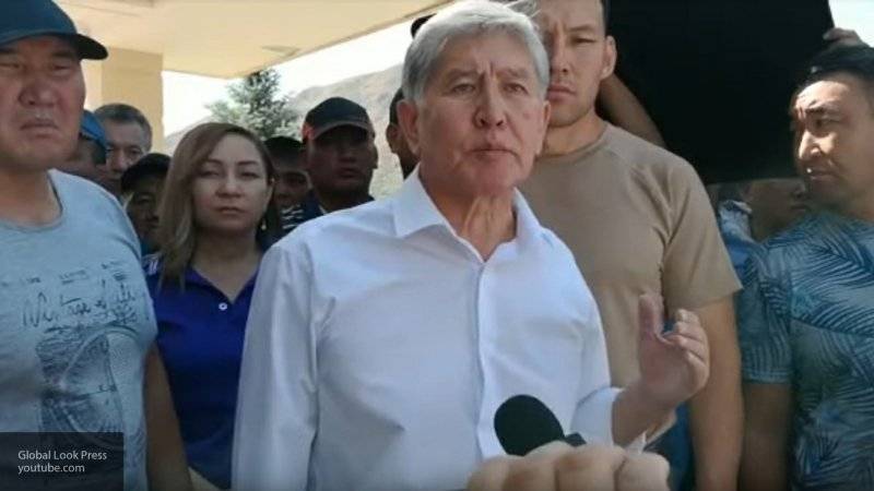 Экс-президент Киргизии Атамбаев сдался властям, заявили в его штабе
